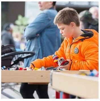 Kind bouwt geconcentreerd een eigen creatie met stenen